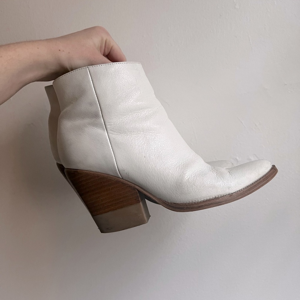 Marc Fisher white ankle boots, SIZE 8